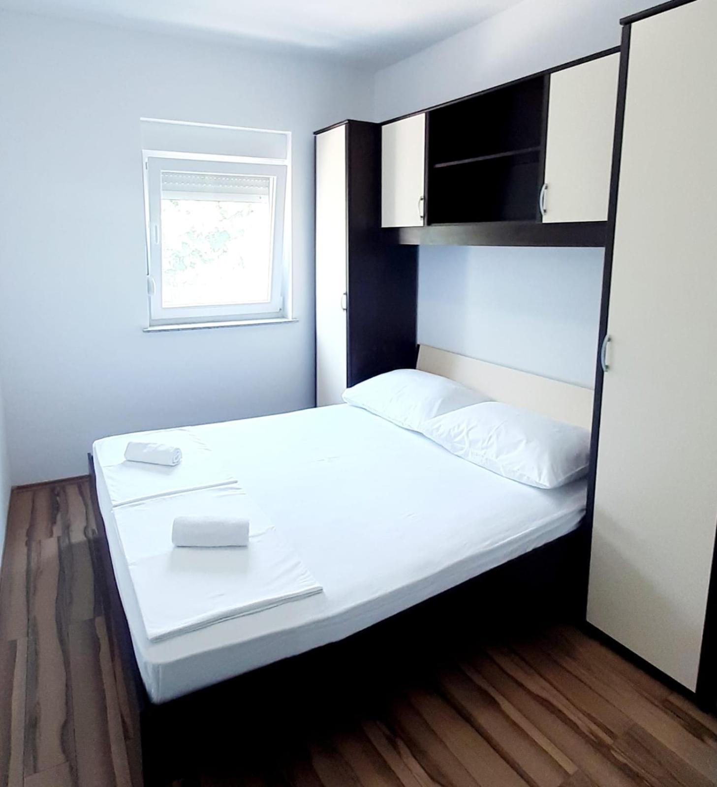 Apartments Maretic マンドレ 部屋 写真